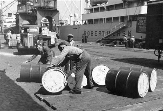 虽然自动化在二战期间就已出现，但此后很长时间货物还是靠码头工人装卸。图片来源：马士基